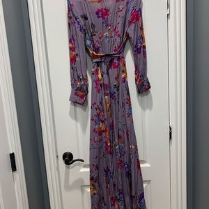 Size M purple/grey floral maxi dress.